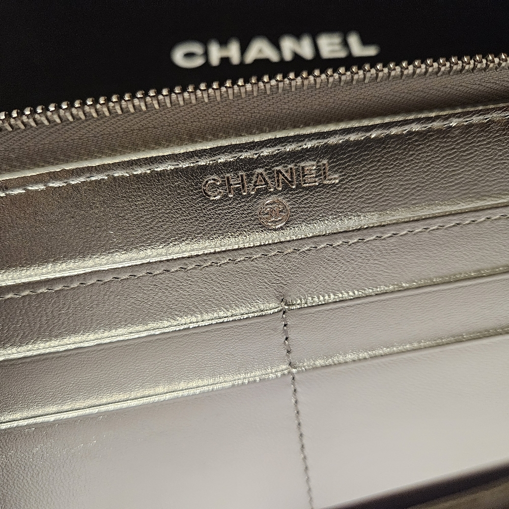 SOLD 🦄 💎Chanel Iridesent long zip wallet - Picture 6 of 13